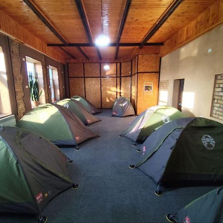 קראקול Urban Monkey Tent Hostel & Bar מראה חיצוני תמונה