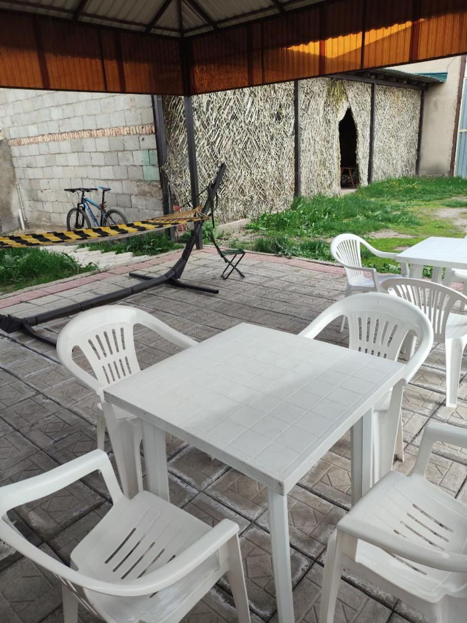 קראקול Urban Monkey Tent Hostel & Bar מראה חיצוני תמונה