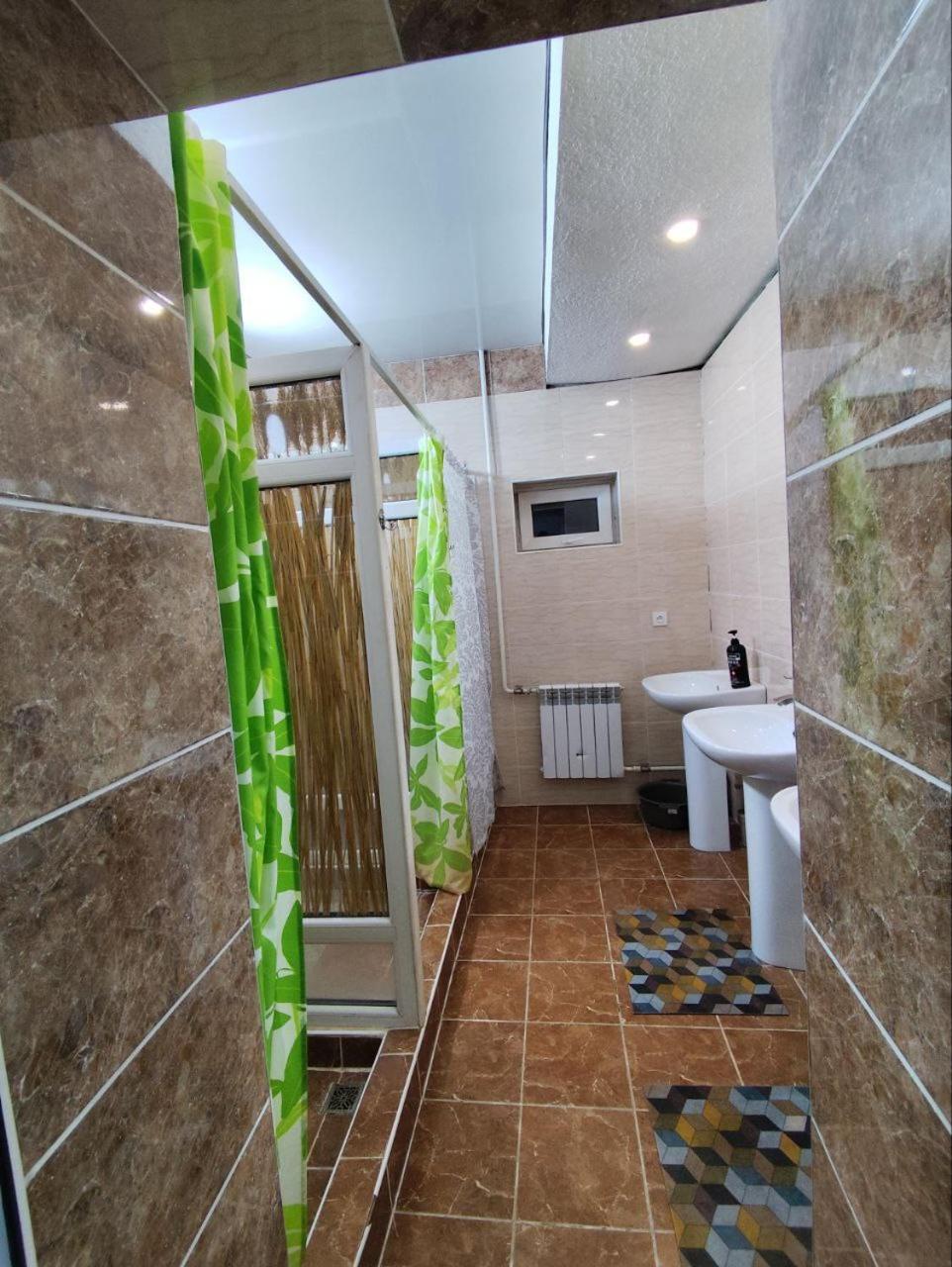 קראקול Urban Monkey Tent Hostel & Bar מראה חיצוני תמונה