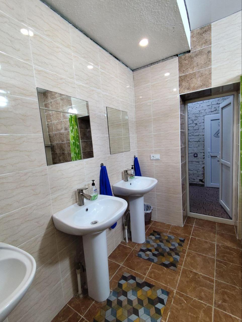 קראקול Urban Monkey Tent Hostel & Bar מראה חיצוני תמונה